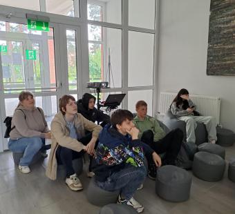 Bibliotekoje lankėsi Visagino „Atgimimo“ gimnazijos mokiniai