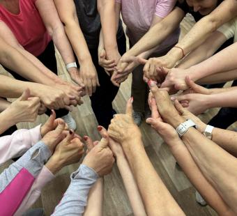 Smagi ir naudinga mankšta ant kėdžių