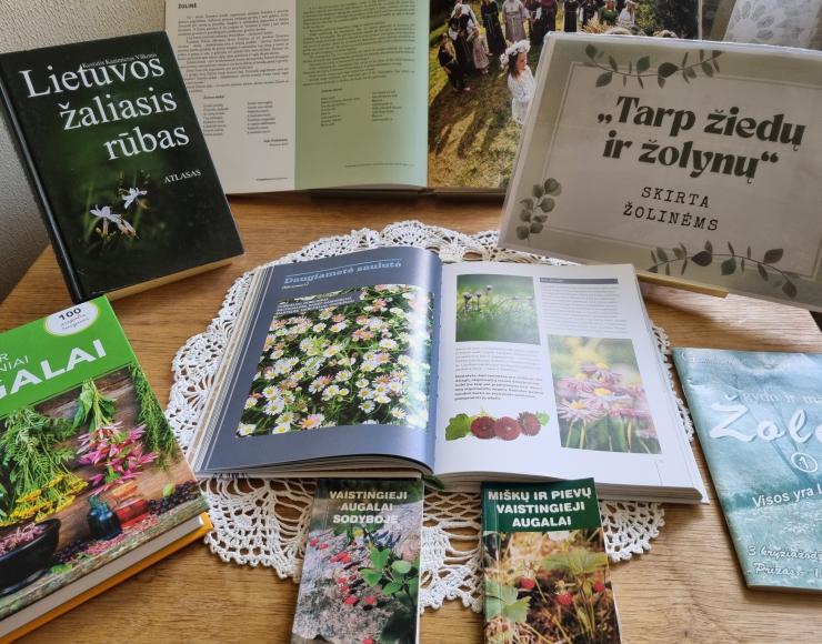 Literatūros paroda „Tarp žiedų ir žolynų“