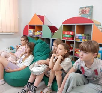 Piešėme ir spalvinome savo slaptus popierinius namelius