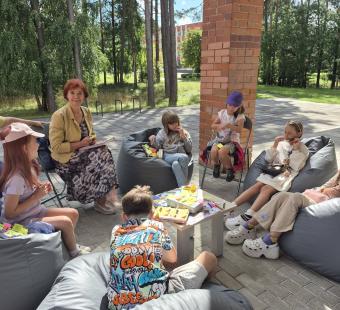 Šiandien vaikų knygų klubas „Vasara su knyga“ susirinko į trečiąjį, paskutinį šio vasaros sezono susitikimą!