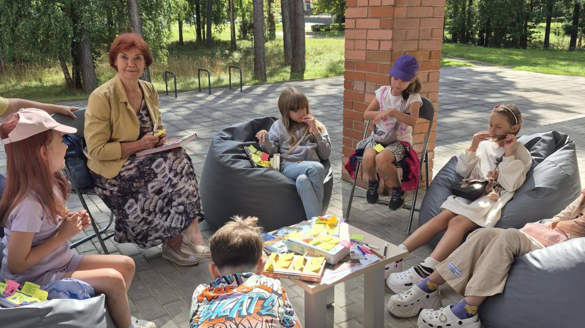 Šiandien vaikų knygų klubas „Vasara su knyga“ susirinko į trečiąjį, paskutinį šio vasaros sezono susitikimą!